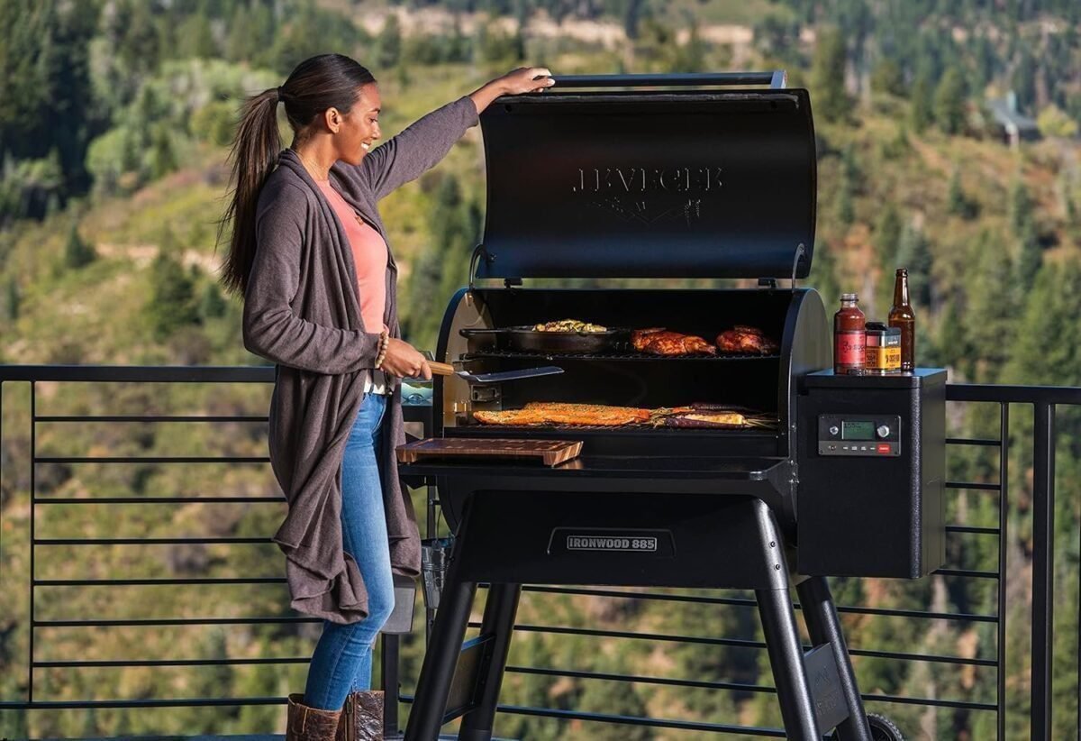 Traeger Grills Ironwood 885 Electric Wood Pellet Grill and Smoker, Black, 500 Degree Max Temperature